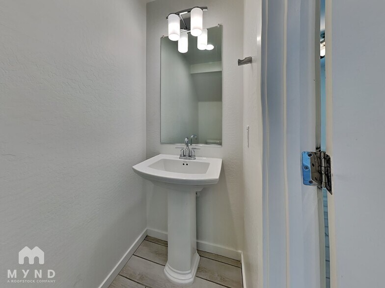 Building Photo - 901 S Smith Rd