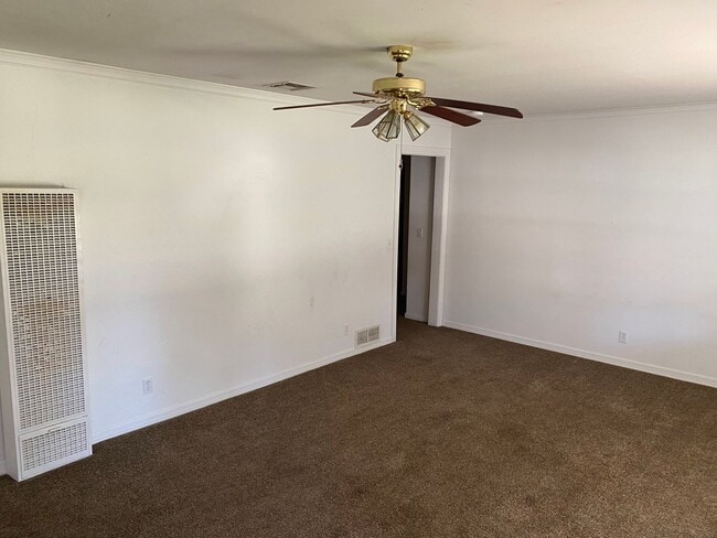 Building Photo - 2 bed 1 1/2 bath