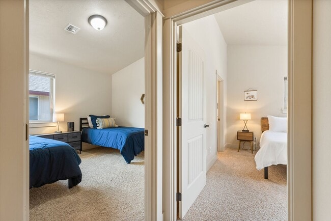 Building Photo - Charming, Furnished 3 bedroom Home w/ Garage