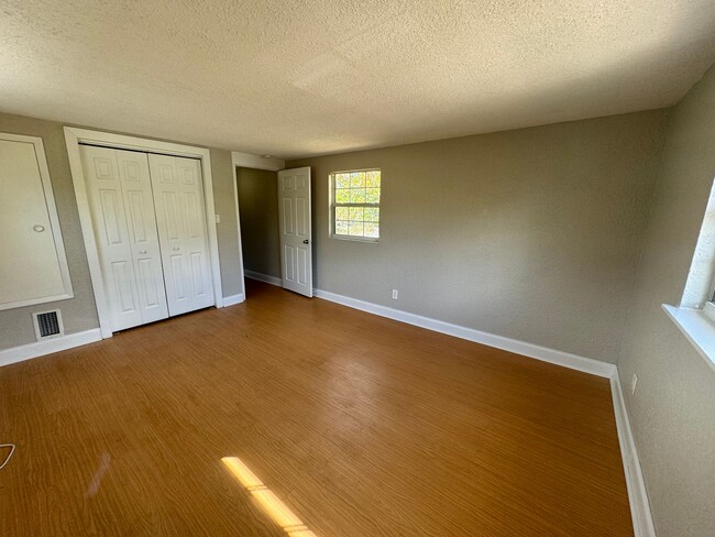 Building Photo - Fenced in four bedroom house near beautiful Gulfport