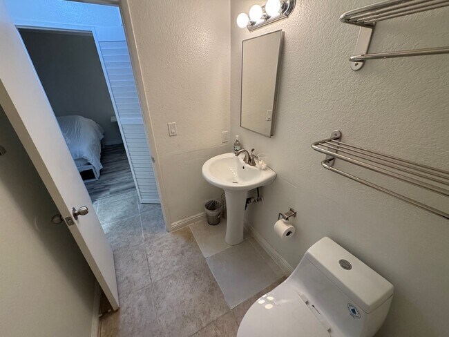Building Photo - Adorable & Affordable Ground-Floor Condo w...