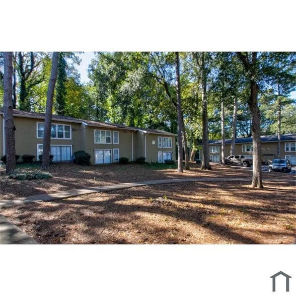 Building Photo - Room in Apartment on Stanton Rd SW