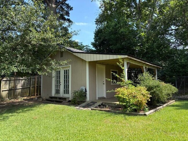 Building Photo - Available Now! Updated 3 Bed 2 Bath in Tyler!