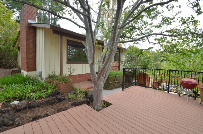 Building Photo - Incredible Tam Valley Home Available July 1st