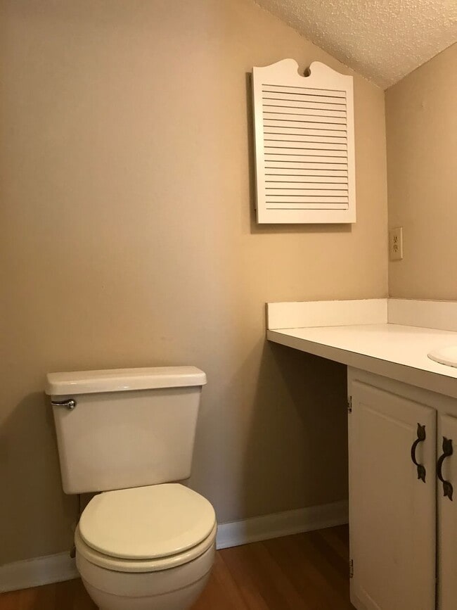 Building Photo - Quiet 2 story condo super close to the beach!