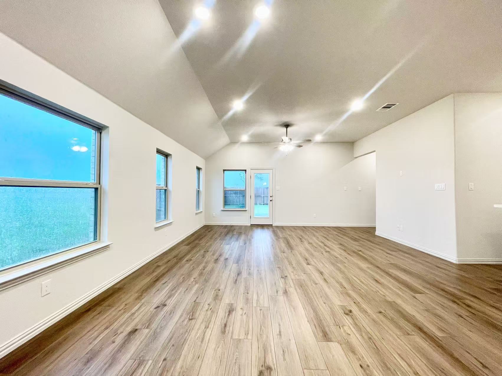 Building Photo - 16629 Freshwater Dr