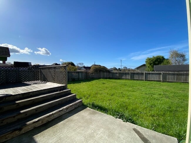 Building Photo - Beautifully done, 2/1 house in Eureka