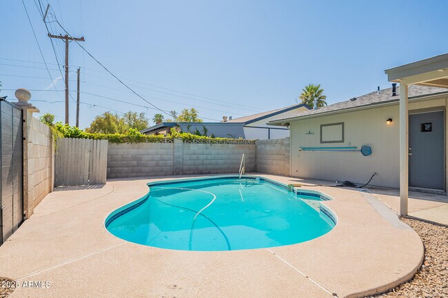 Building Photo - 1274 E Hermosa Dr