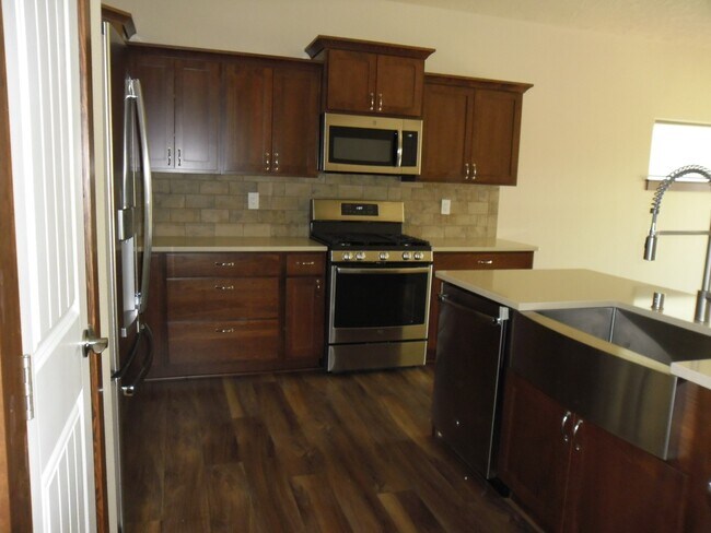 Building Photo - GOLF COURSE AREA HOME