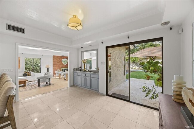 Building Photo - 673 S Mentor Ave