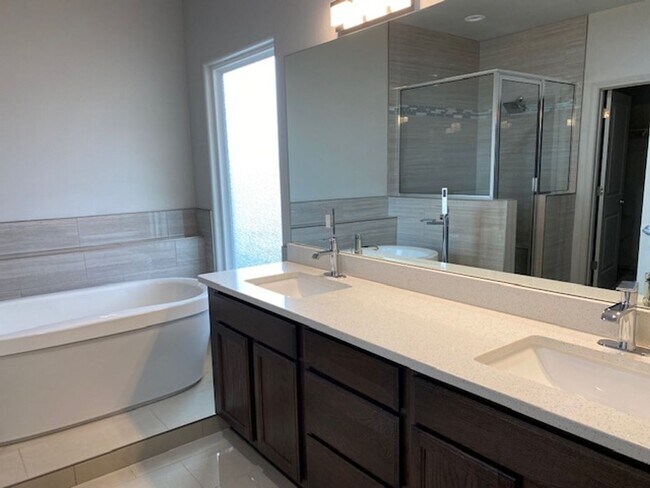 Building Photo - Modern 3 Br., 2.5 Ba., in NE Albuquerque