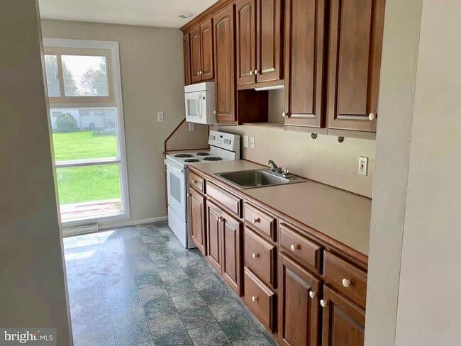 Building Photo - 3 Bedroom Rancher in Fireside