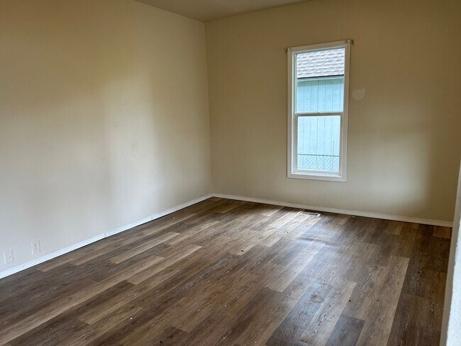 Building Photo - Fresh 3 bed 1 bath home