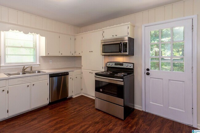 Building Photo - 2050 Pinehurst Dr