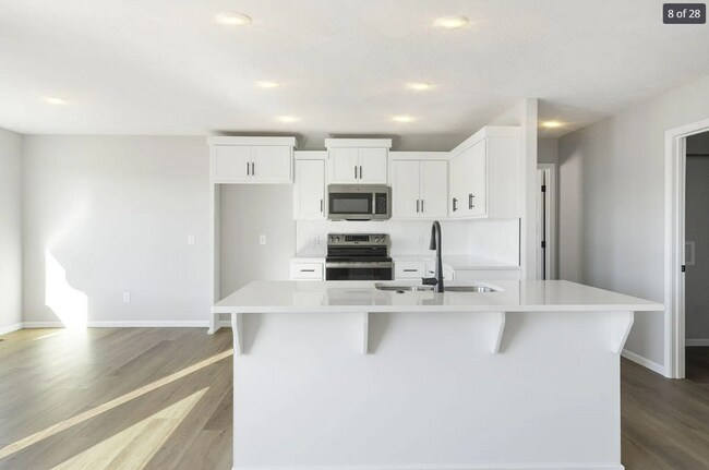 Building Photo - GORGEOUS 4 BED 2 BATH