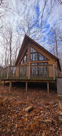 Building Photo - This 3 bedroom Chalet home features a Deck...