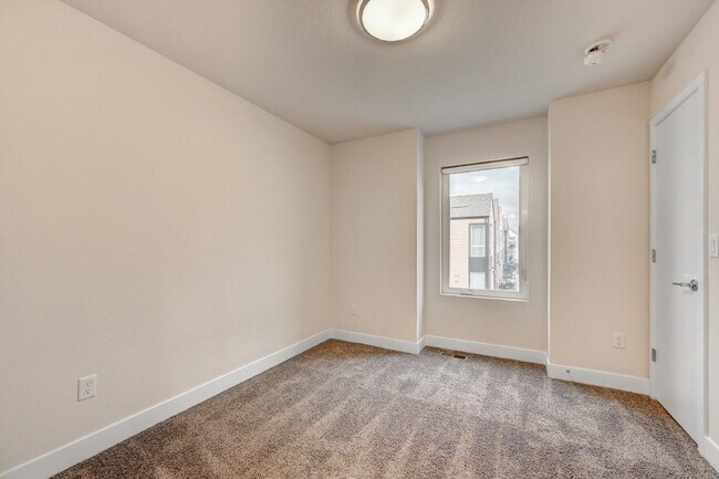 Building Photo - $2,795 - 3 bed, 3.5 bath located in Lakewood with AC, and In Unit Laundry!