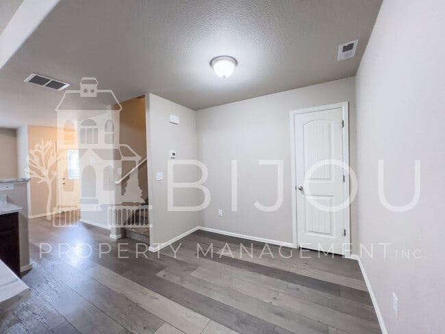 Building Photo - 7661 Silver Larch Pt