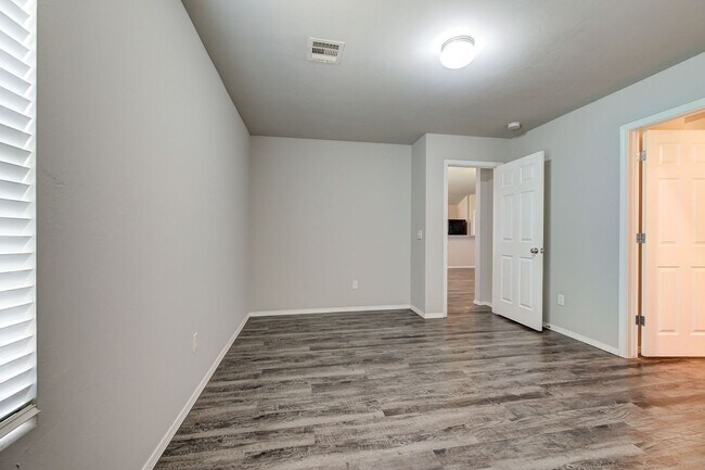 Building Photo - Beautiful 4BD/2BTH with a 2 car garage in ...