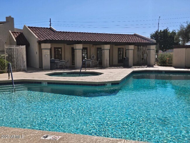 Building Photo - 2020 W Union Hills Dr