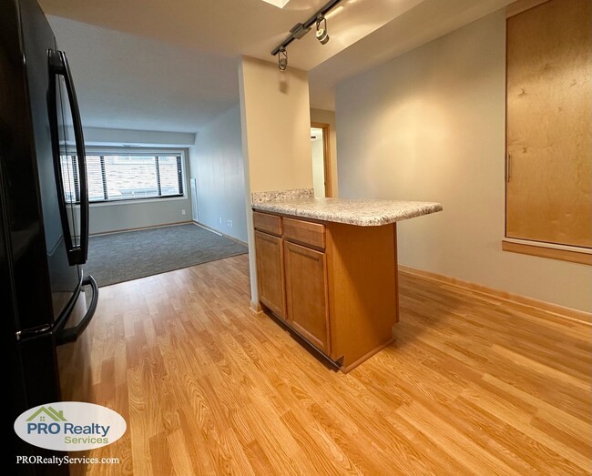 Building Photo - Updated 1 Bedroom Condo