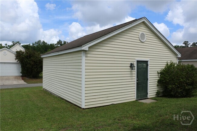 Building Photo - 10 Bushwood Dr