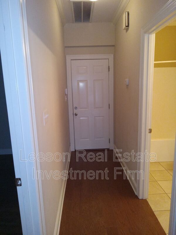 Building Photo - 5721 S Lakeshore Dr