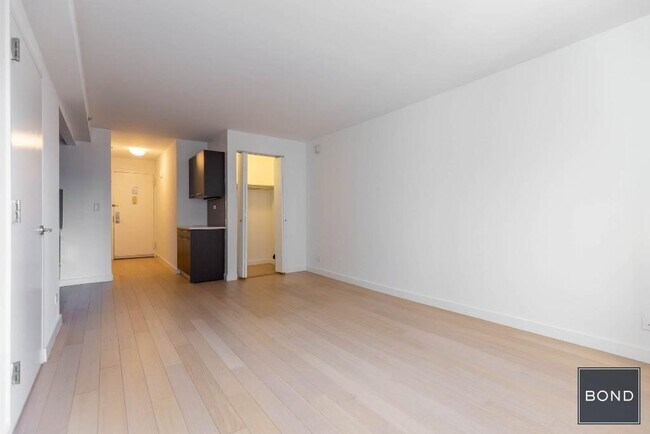 Building Photo - 222 E 39th St