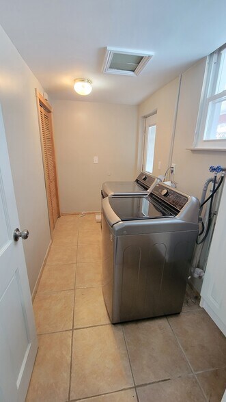 Building Photo - 15 Windsor Rd