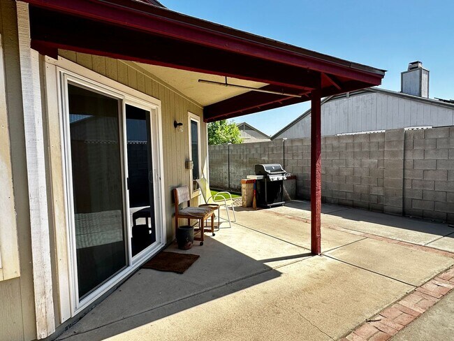 Building Photo - UPDATED 3 BEDROOM 2 BATHROOM CONVENIENTLY ...