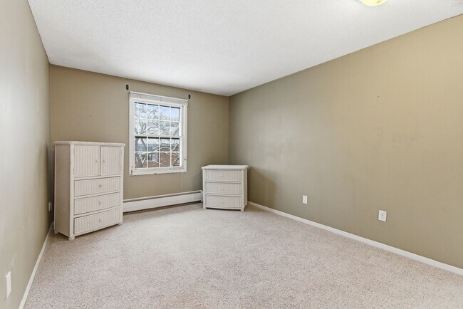 Building Photo - 1023 Smetana Rd