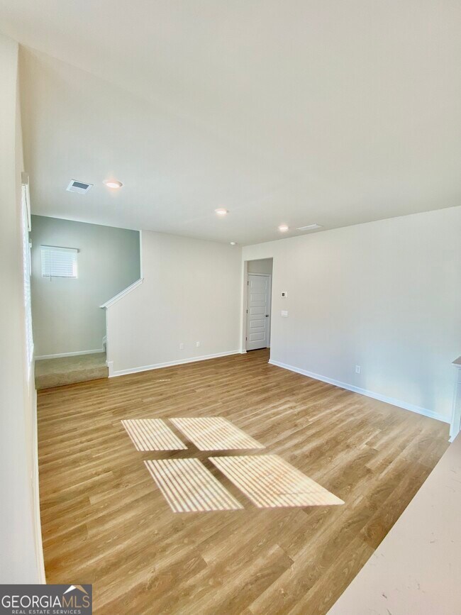 Building Photo - 256 Lauritsen Way