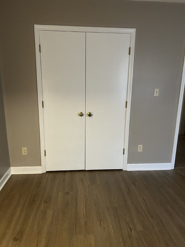 Building Photo - "Stylish 3-Bedroom First Floor Condo in Ke...