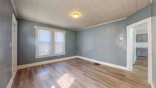 Building Photo - Newly Renovated 2 Bedroom Apartment - Heat...