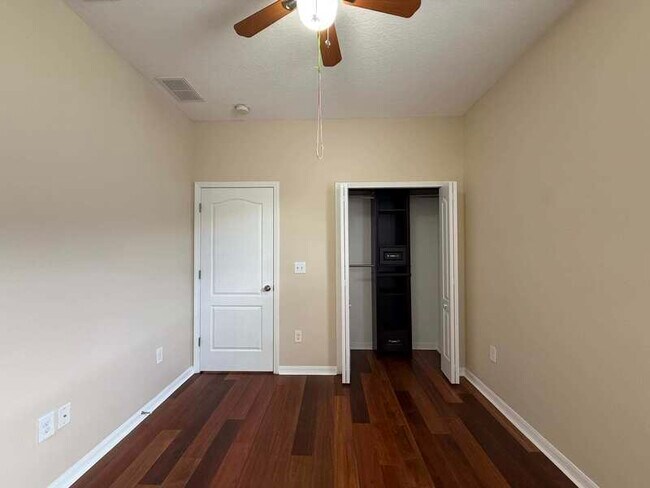 Building Photo - 930 Meadow Glade Dr