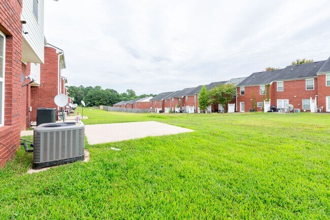 Building Photo - 3 Bed/2 Bath Townhouse in Douglasville!