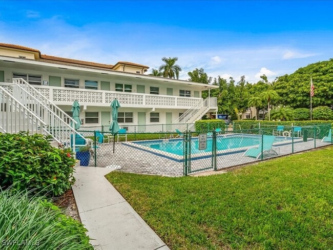 Building Photo - 530 4th Ave S