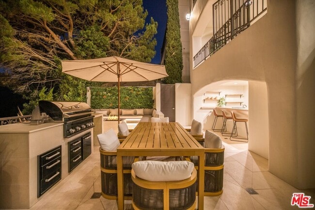 Building Photo - 7212 Mulholland Dr