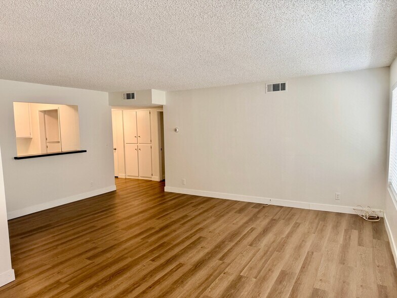 Building Photo - 17440 Burbank Blvd