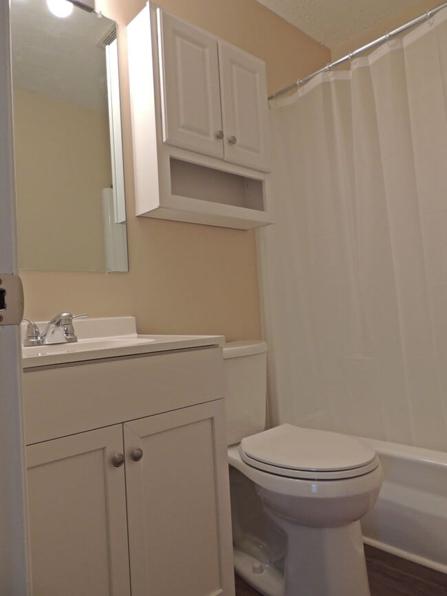 Building Photo - Convenient location , 2 bedroom 1.5 bath 9...