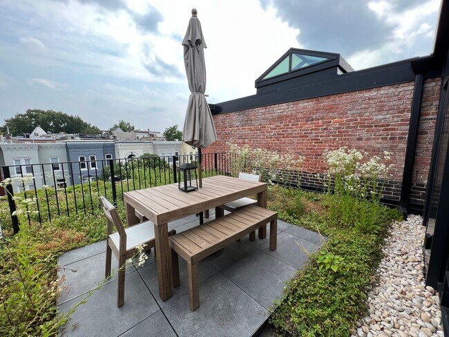 Building Photo - Trendy 1 Bedroom + den in Truxton Circle| Water included!