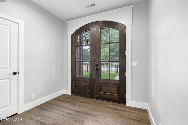 Building Photo - 2836 E 15th St