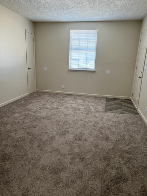Building Photo - 305 Hawk View Ct