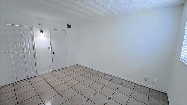 Building Photo - 801 NW 47th Ave