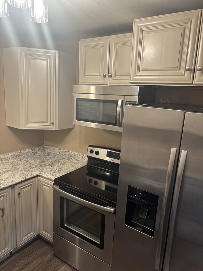 Building Photo - 1296 Elkwood St