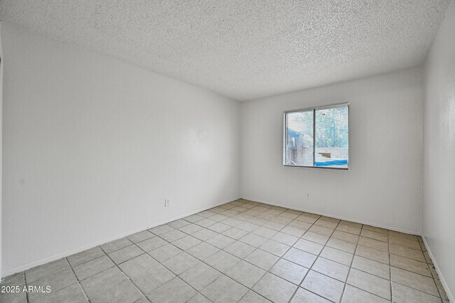 Building Photo - 2901 E Campo Bello Dr
