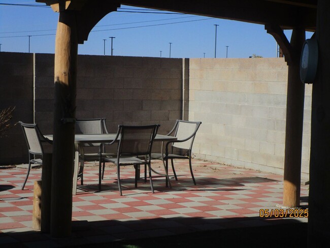 Building Photo - NW 4 BR Home large yard/outdoor space