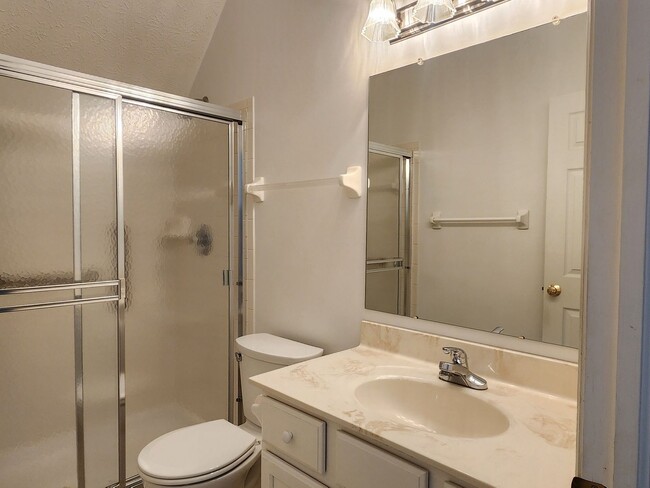 Building Photo - 3 spacious bedroom Condo in Lewis Center/P...