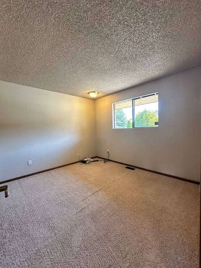 Building Photo - 1826 Rocklund Dr