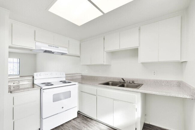 Building Photo - 2BD 2BTH B